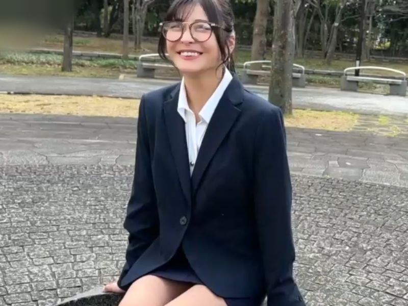 ［登場～超ビッチ～ジミ眼鏡］早くぅらブホでシヨ！密室淫するなり即フェラした隠れ美巨乳がエビアクメするエロ動画WWWWWWWWWWW