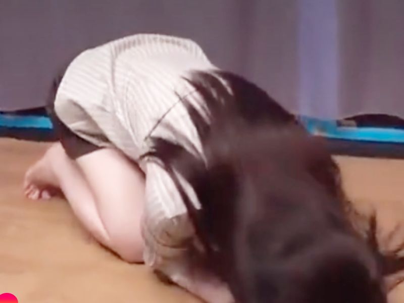 ［マジックミラー号/中出し脱衣ゲーム］土下座?許してオッパイ！敗北したスレンダーOLがツルツルお膣を孕ませられるエロ動画WWWWWWW