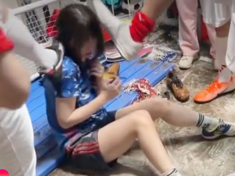 「超ハード/回され~娘」ぎゃぁぁ乱暴許して！暴走が止まらんヤバイやつがオシッコ入りのご飯食わせる、エロ動画WWWWWWWWWWW